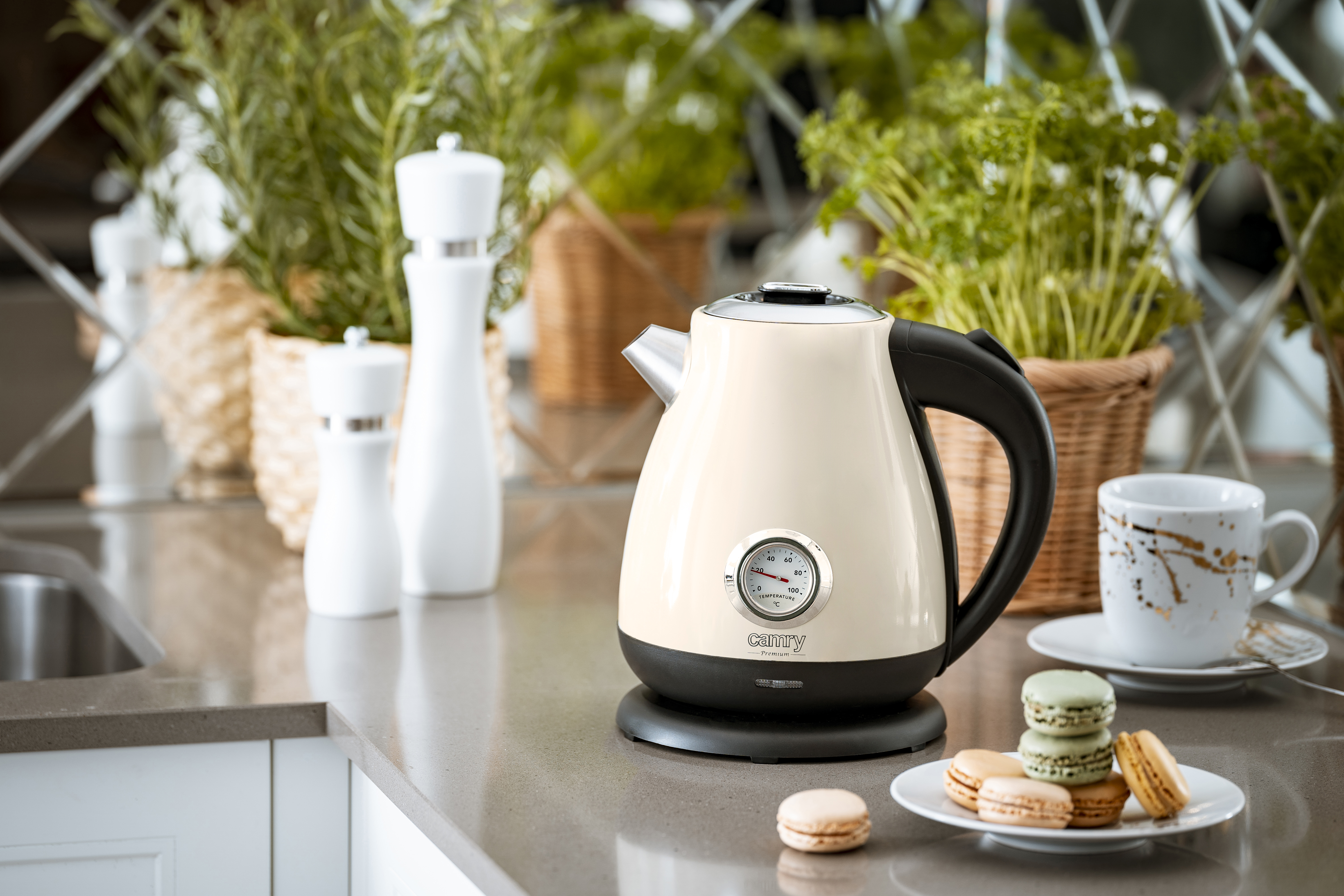 béžová kanvica s teplomerom